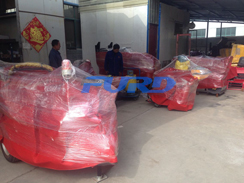 福瑞得機(jī)械座駕壓路機(jī)、大容量灌縫機(jī)，小型灌縫機(jī)包裝完畢準(zhǔn)備發(fā)貨
