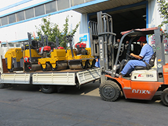 福瑞得機(jī)械4臺(tái)小型壓路機(jī)裝車發(fā)往河南。
